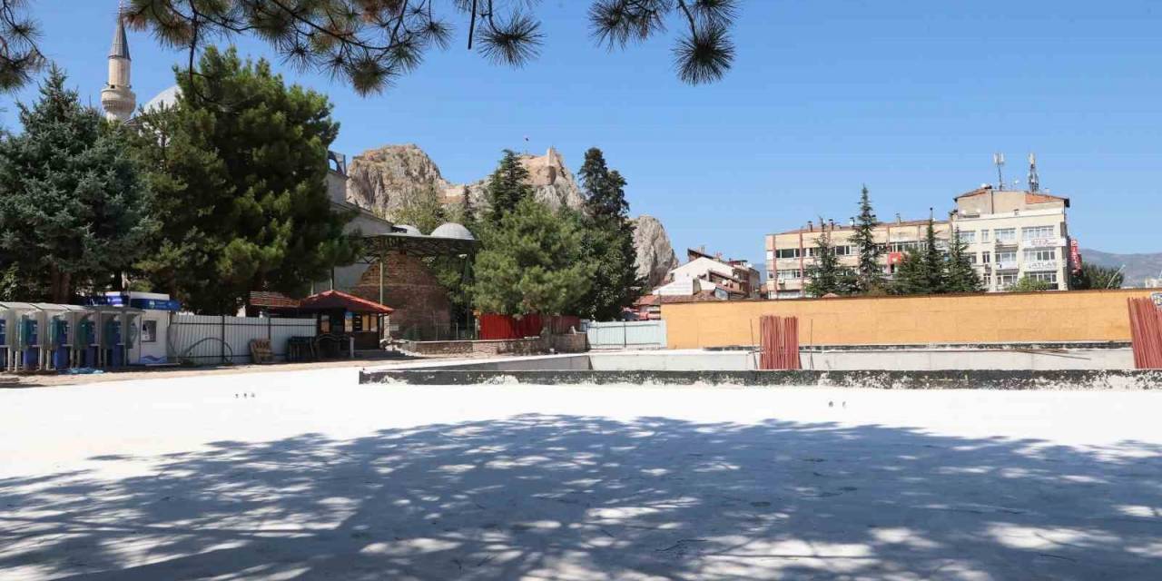 37 Yıl Önce İnşa Edilen Çarşıda Yenileme Çalışmaları Sürüyor