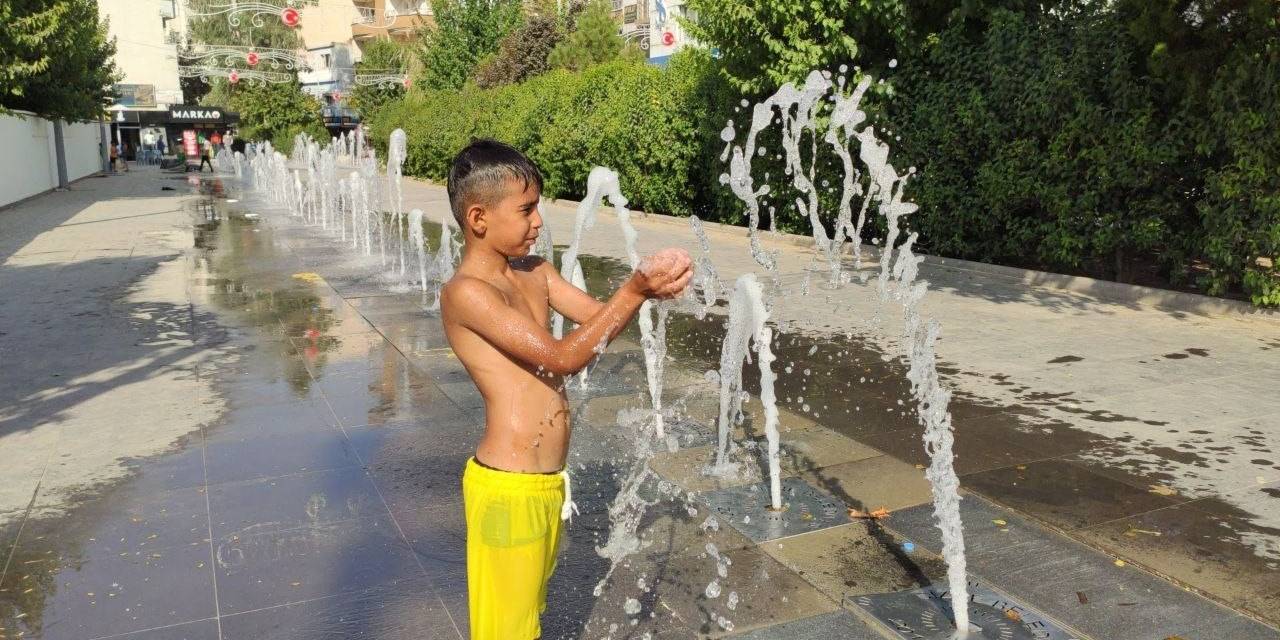 Cizre’de Sıcaklardan Bunalan Çocuklar Su Fıskiyesinin Altında Serinledi