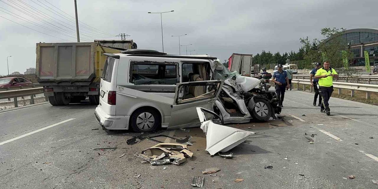 Arnavutköy’de Vip Taksi Karıştığı Kaza Sonucunda Hurda Yığınına Döndü