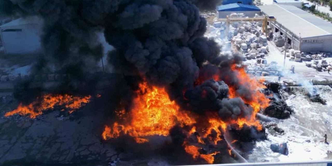 Geri Dönüşüm Tesisindeki Alevler Dron İle Görüntülendi