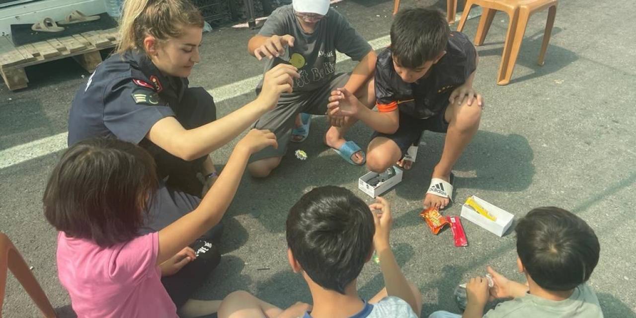 Jandarma Depremzede Çocuklara Moral Oluyor