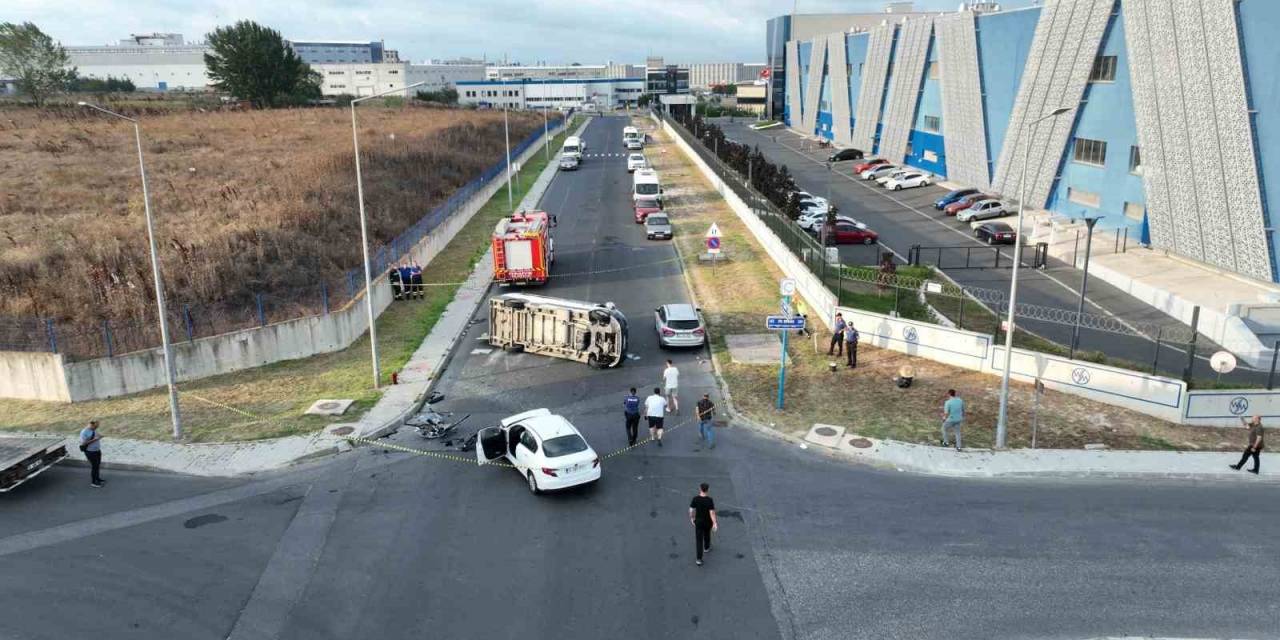 Otomobille Servis Aracı Kafa Kafaya Çarpıştı: 13 Yaralı