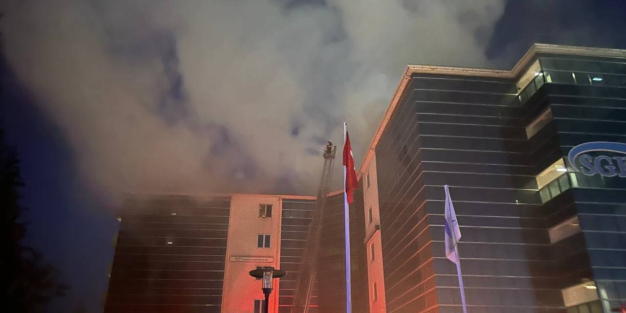 Sgk İl Müdürlüğü Binasının Çatısında Çıkan Yangın Ekipleri Alarma Geçirdi