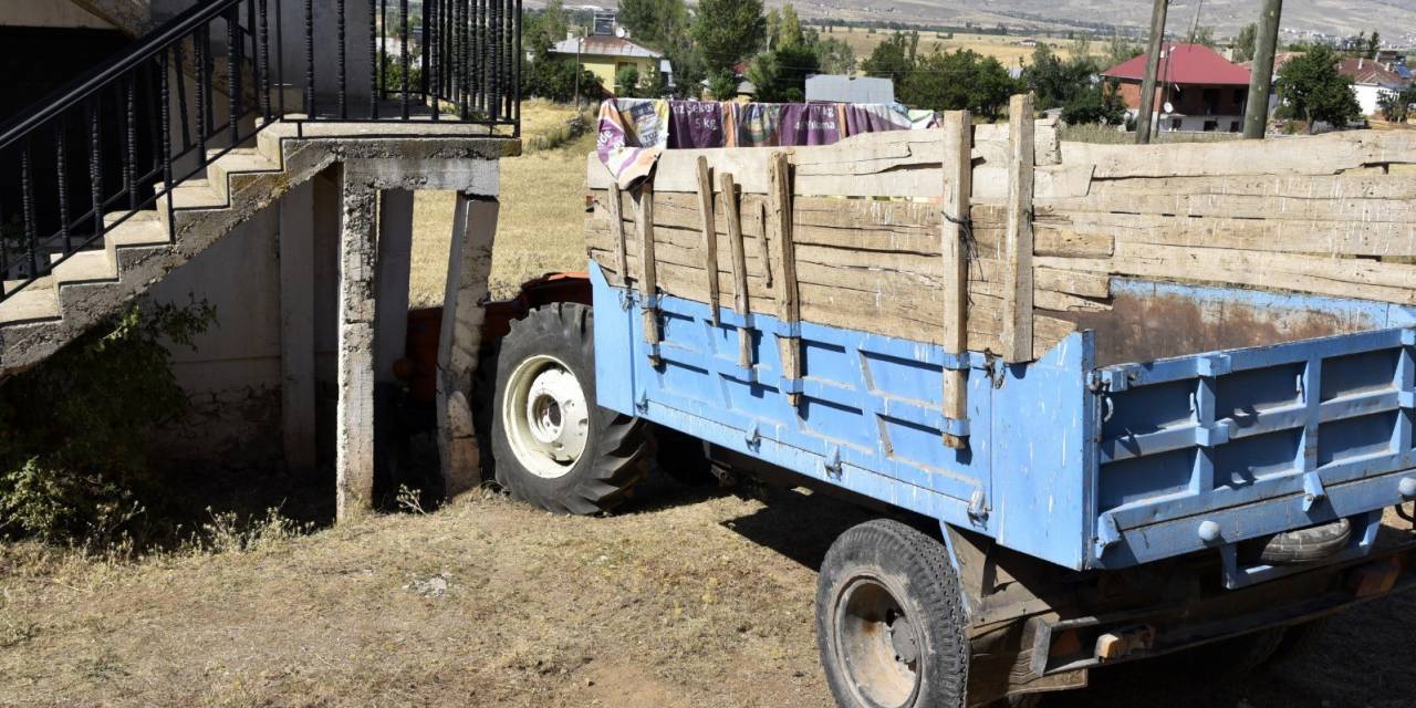 Yakıt Doldurduğu Traktörün Altında Kalarak Can Verdi
