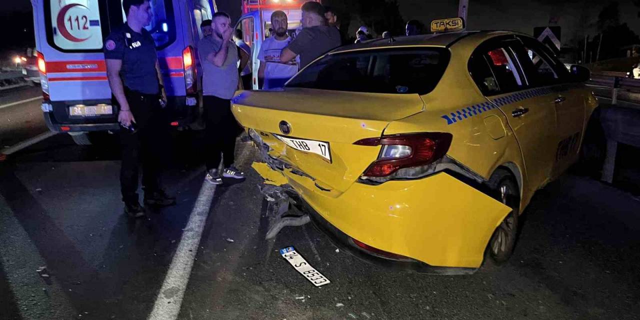 Otomobil Ticari Taksiye Çarpıp Kaçtı: 1 Ağır Yaralı