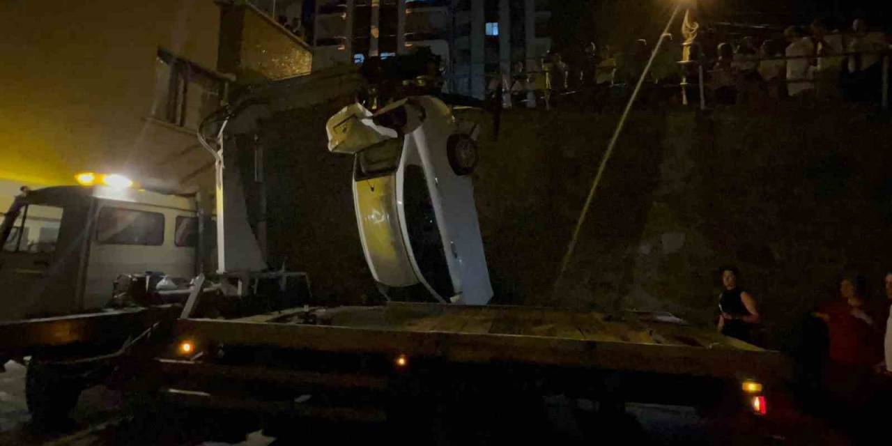 Trabzon’da Otomobil Yol İle Apartman Arasındaki Boşluğa Düştü: 2 Yaralı