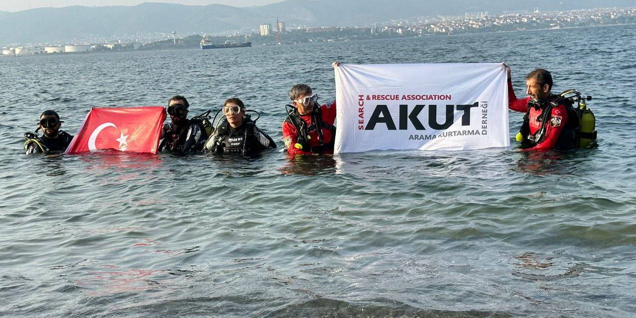 Marmara Depreminin 24. Yıl Dönümünde Batık Şehre Dalarak Bayrak Açtılar