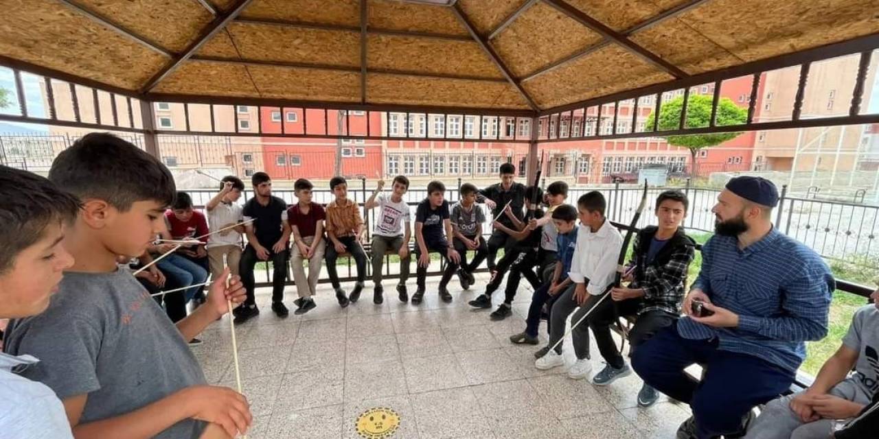 Özalp’ta Yaz Kur’an Kursu Öğrencilerine Okçuluk Dersi