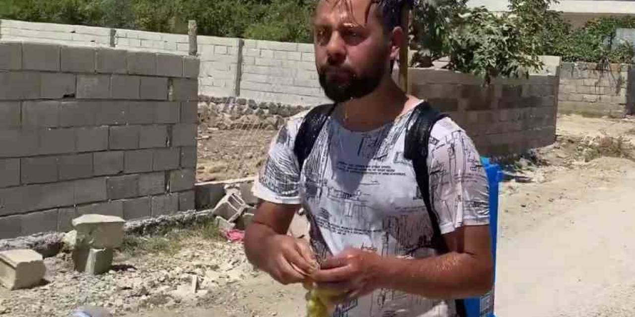 50 Dereceyi Bulan Sıcakta, Duş Başlığıyla Gezdiği Görüntüler İlgi Odağı Oldu