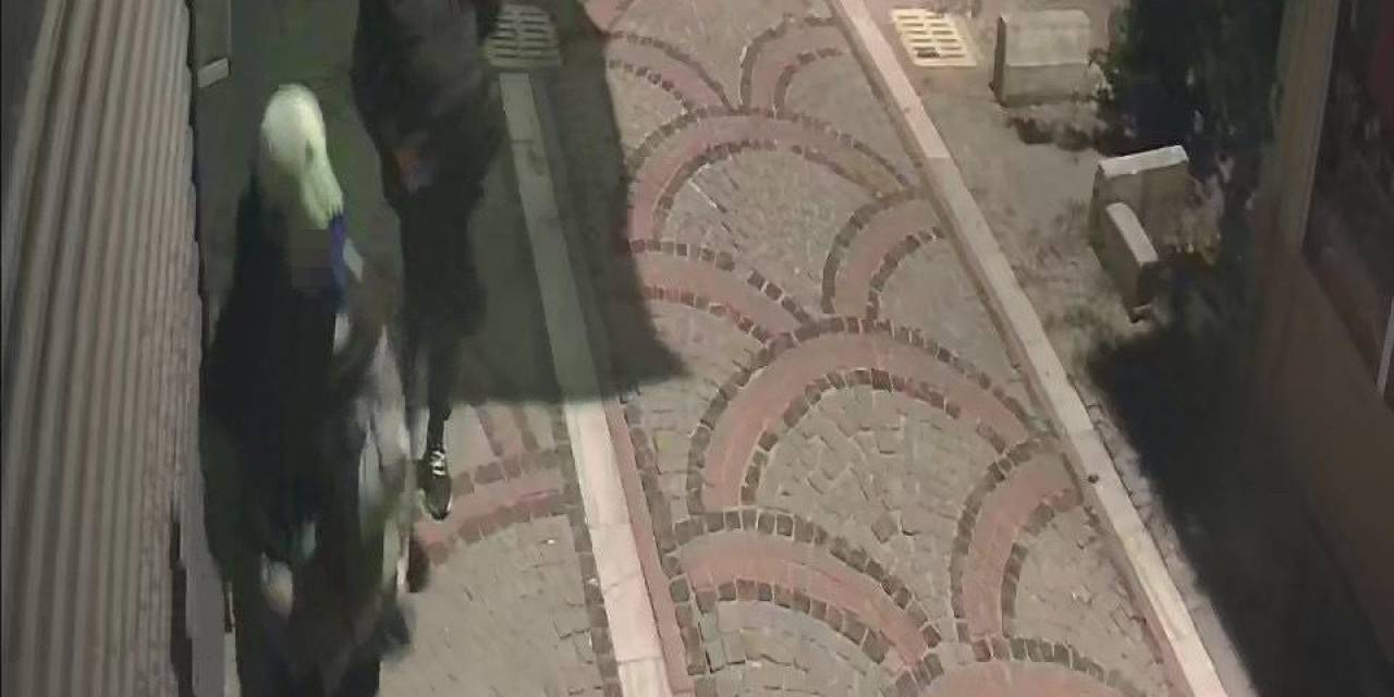 Hırsızlar Girdikleri Dükkanda Pide Yiyip Kola İçtiler, Giysileri Çalıp Kaçtılar