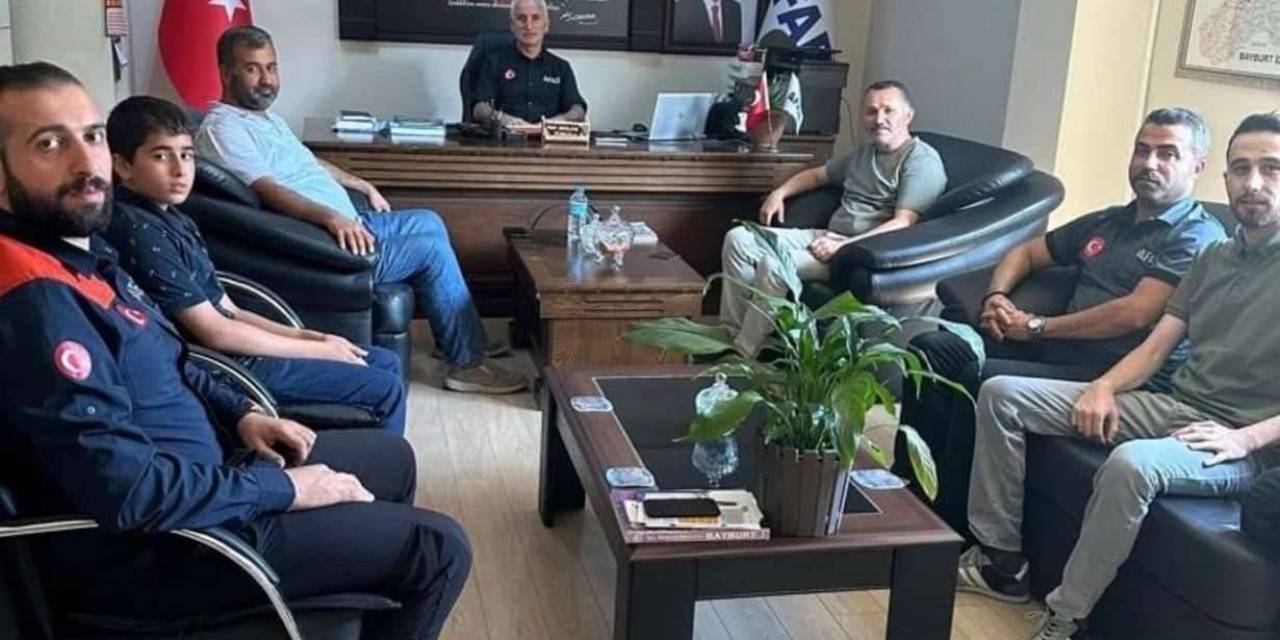 Aylar Sonra Kendisini Kurtaran Bayburt Afad Ekibine Tatlı Ulaştırdı