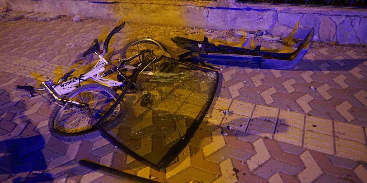 Kaldırımda Bisiklet Sürerken Otomobilin Çarptığı 18 Yaşındaki Genç Yaşam Mücadelesini Kaybetti