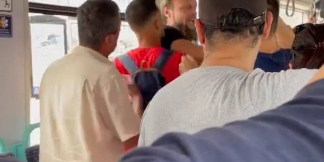 İstanbul’da Tramvayda Yanlış Anlaşılma Kavgası Kamerada: Turistin Yaka Paça Kovdular