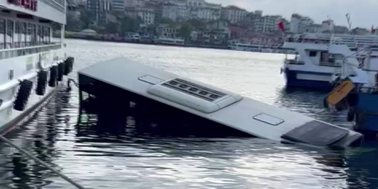 Eminönü’nde İett Otobüsü Denize Düştü