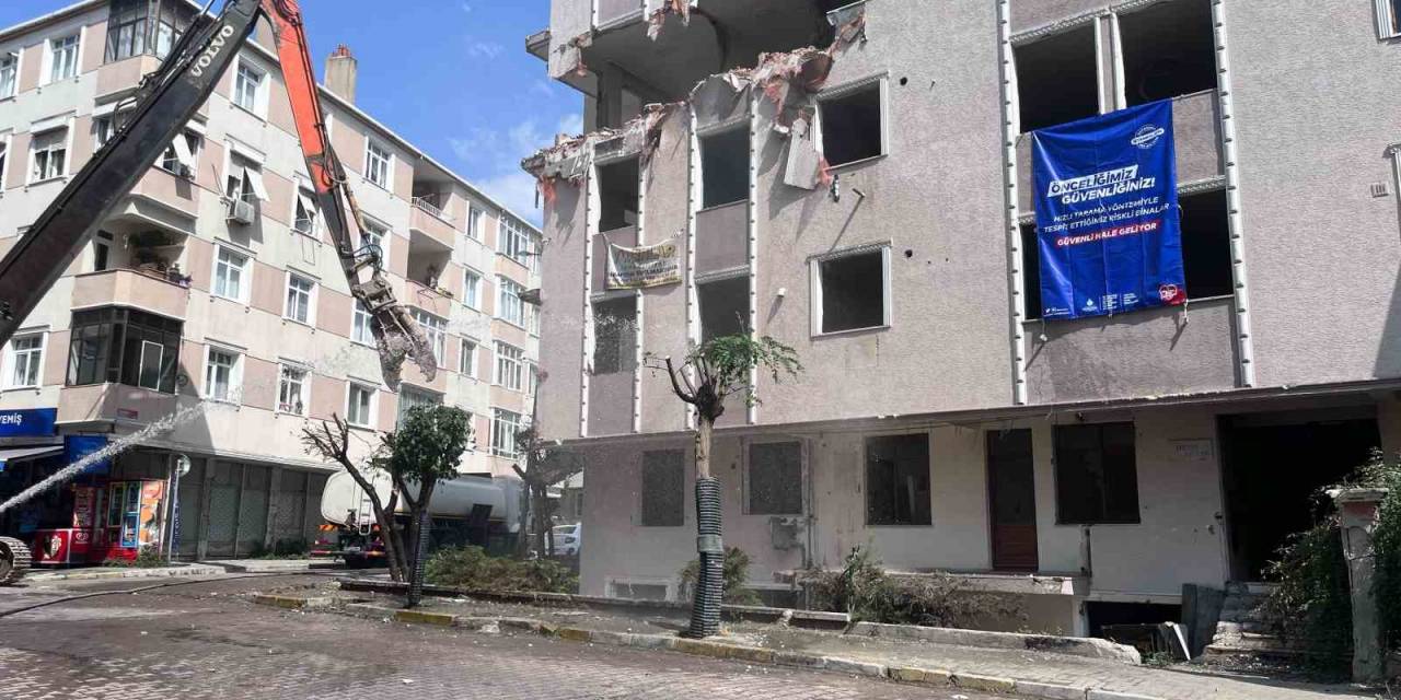 Avcılar’da Kentsel Dönüşüm Çalışmasında 1999’uncu Binanın Yıkımına Başlandı