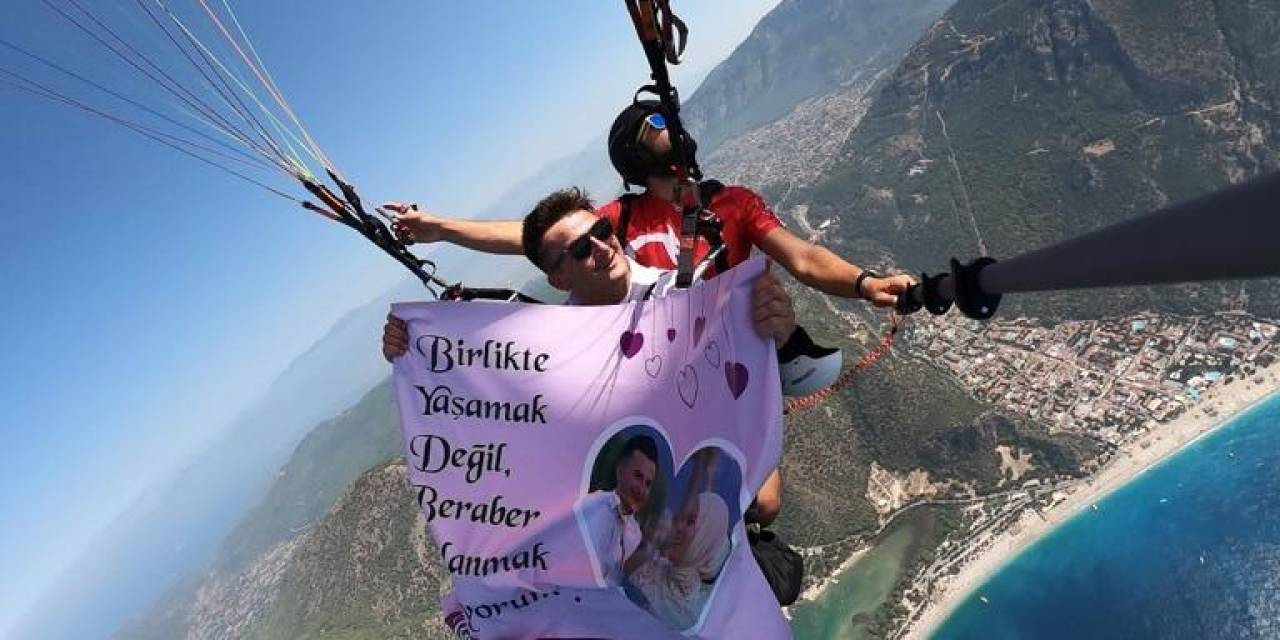 Evlilik Teklifini Paraşütle Süzülürken Yaptı