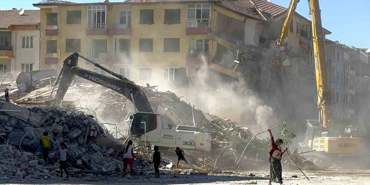 Ağır Hasarlı Binalardan Canları Pahasına Demir Topluyorlar