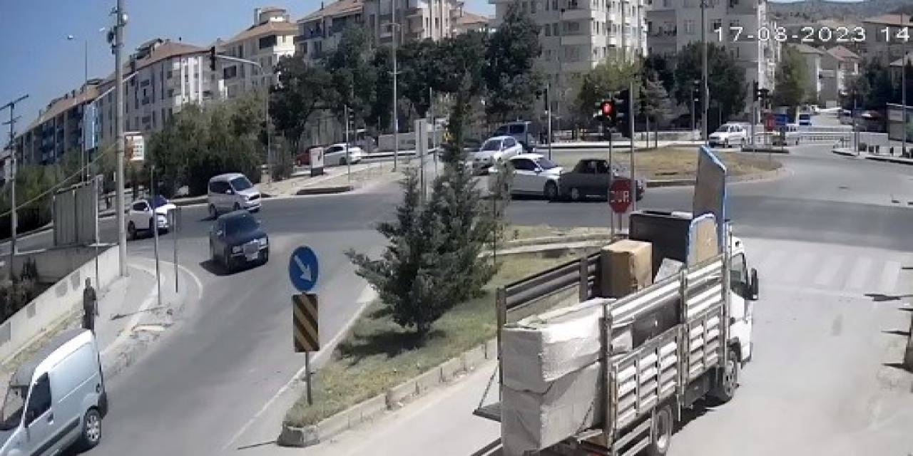 Kavşakta İki Otomobil Çarpıştı, Kaza Güvenlik Kamerasına Böyle Yansıdı