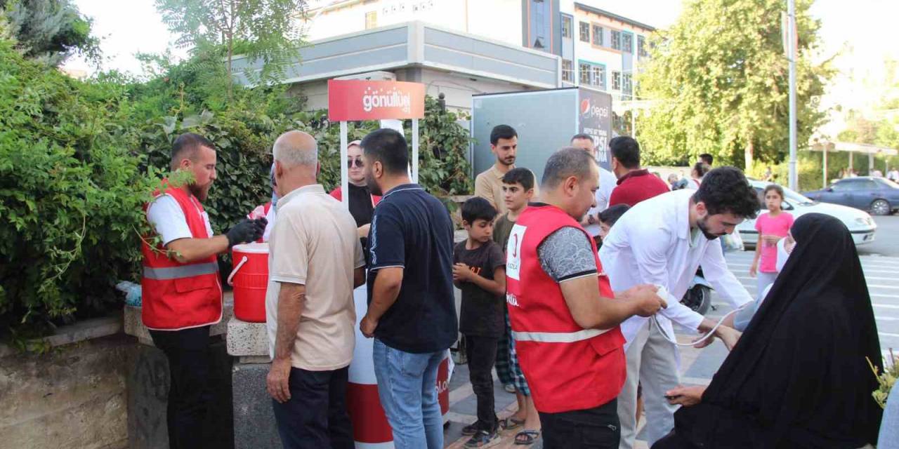 Kızılay Cizre’de Tansiyon Ölçtü, Ayran Ve Limonata Dağıttı