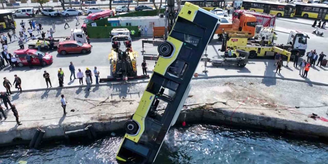 Eminönü’ne 6 Saat Sonunda Otobüs Denizden Çıkarıldı