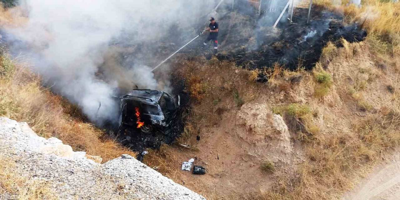 Kütahya-afyonkarahisar Yolunda Kaza Yapan Araç Alev Aldı: 2 Yaralı