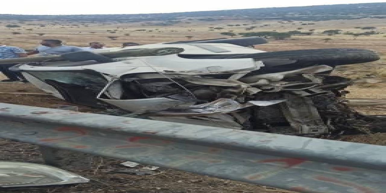 Hafif Ticari Araç Elektrik Direğine Çarptı: 1 Ölü, 3 Yaralı
