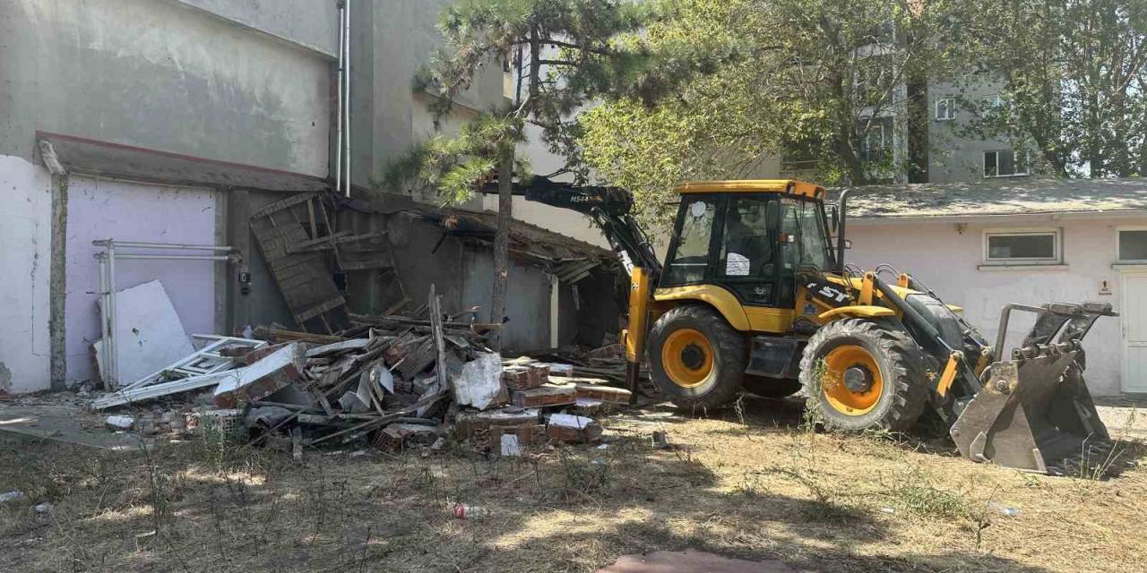 Muratlı’da Eski Öğretmenevi Binası Yıkılıyor