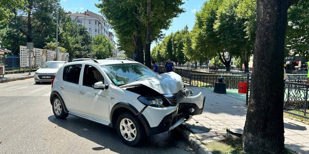 Otomobilin Çarptığı Genç Kadın Metrelerce Savruldu