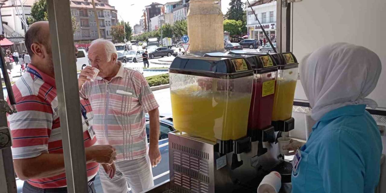 Belediyeden Vatandaşlara Soğuk Limonata İkramı