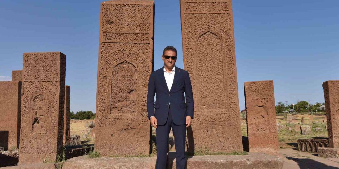 Bitlis’in Yeni Valisi Karaömeroğlu, İlk Ziyaretini Tarihi İlçe Ahlat’a Yaptı