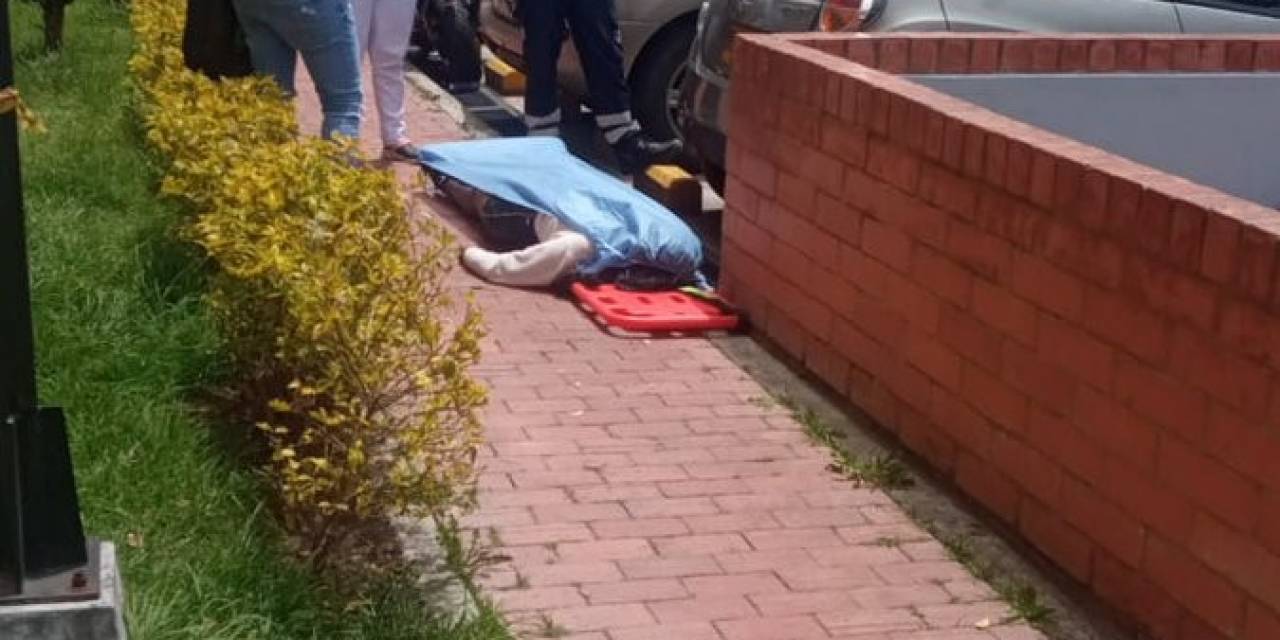 Kolombiya’da Deprem Nedeniyle 7’nci Kattan Atlayan Kadın Öldü