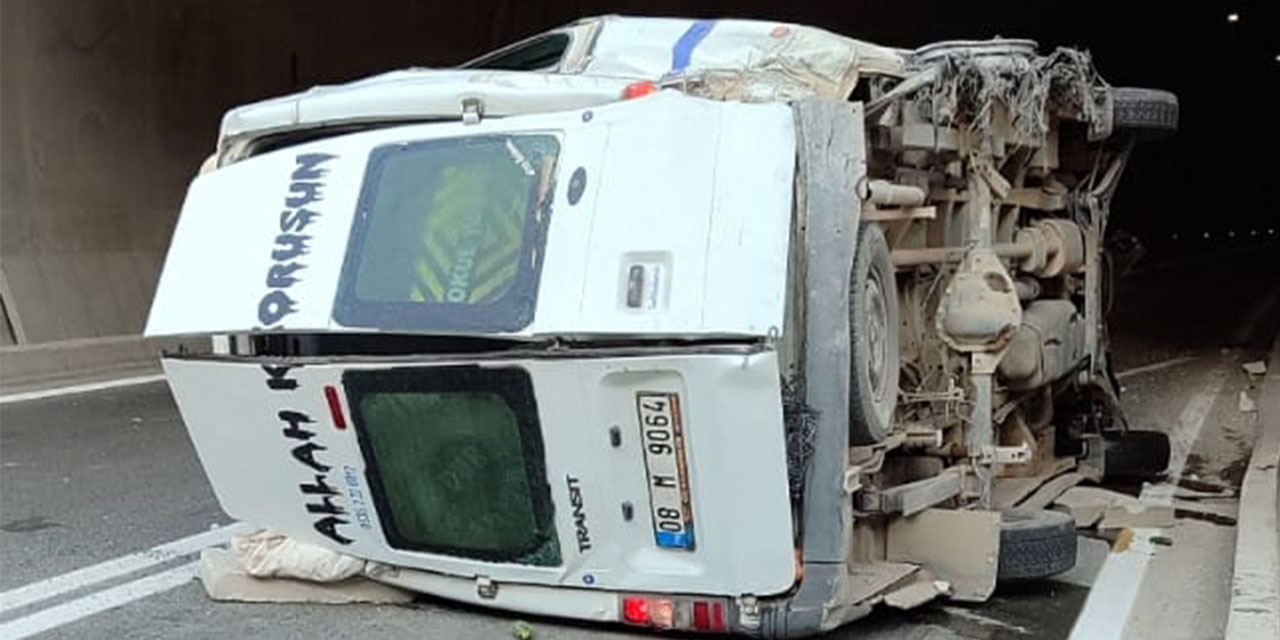 Artvin'de minibüsün devrildiği kazada 11 kişi yaralandı