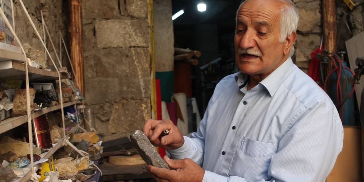 Bayburt’un Bütün Değerli Taşları, Madenleri Terzi Dükkanın Raflarında Sergileniyor