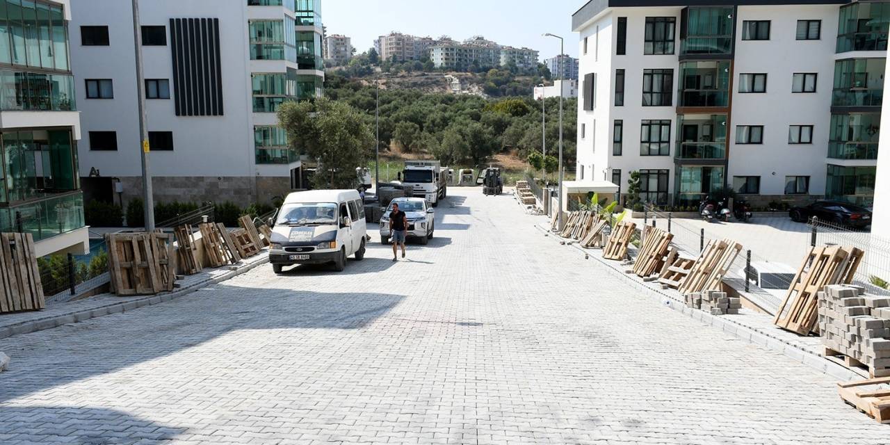 Kuşadası’nda Yol Çalışmaları Deva Ediyor
