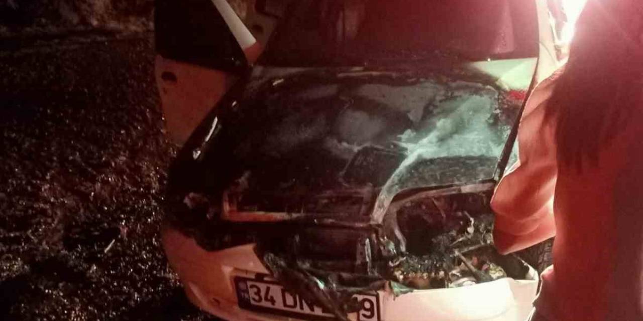 Kastamonu’da Motor Kısmından Alev Alan Araç Kullanılmaz Hale Geldi
