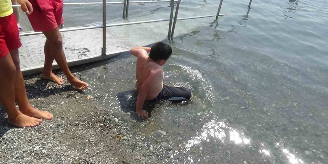 Engelli Çocuk Hayatında İlk Kez Denize Girdi