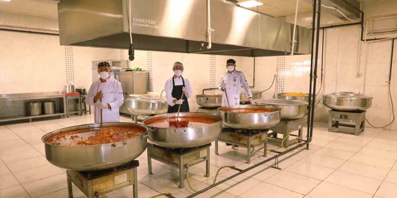 Van Büyükşehirden Her Gün 3 Bin 300 Kişiye 3 Çeşit Sıcak Yemek Yardımı