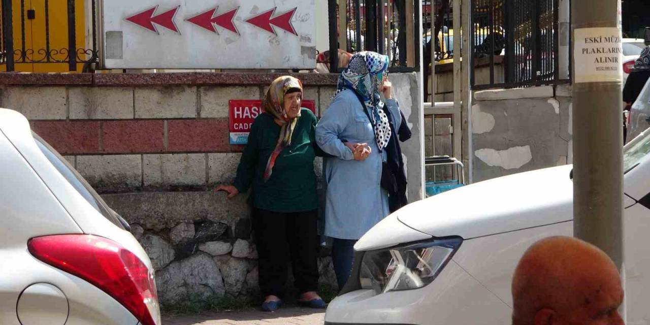 Fatih’te Değişim Saati Bahanesiyle Müşteri Almayan Pişkin Taksici Kamerada