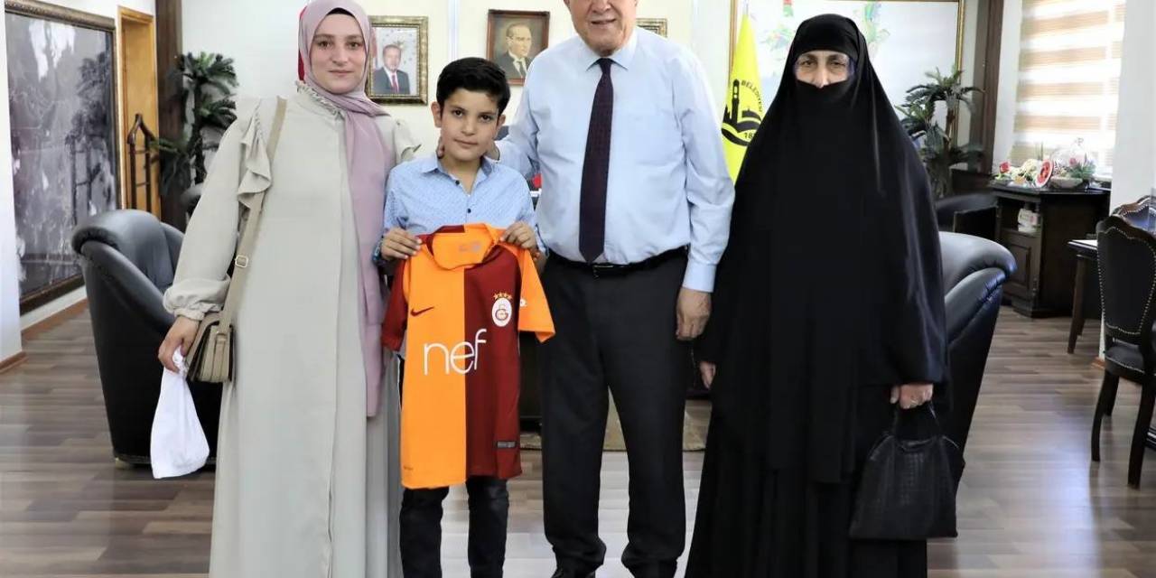 Başkan Pekmezci Kumbarasındaki Parayla Altın Alarak Deprem Bölgesine Gönderen Muhammet’e Forma Hediye Etti