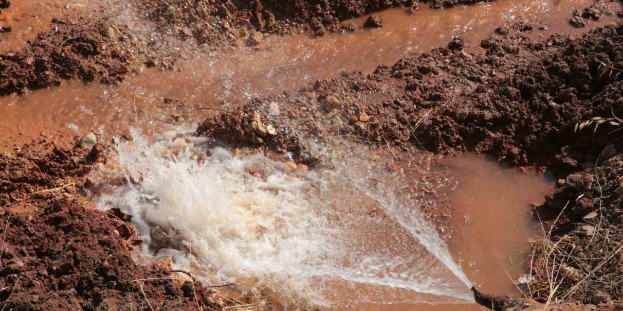 Borular Patlıyor, Sular Boşa Akıyor