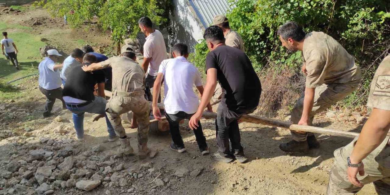 Batman’da Tarihi Mezar Taşını Taşımak İçin Adeta Canlarını Dişlerine Taktılar