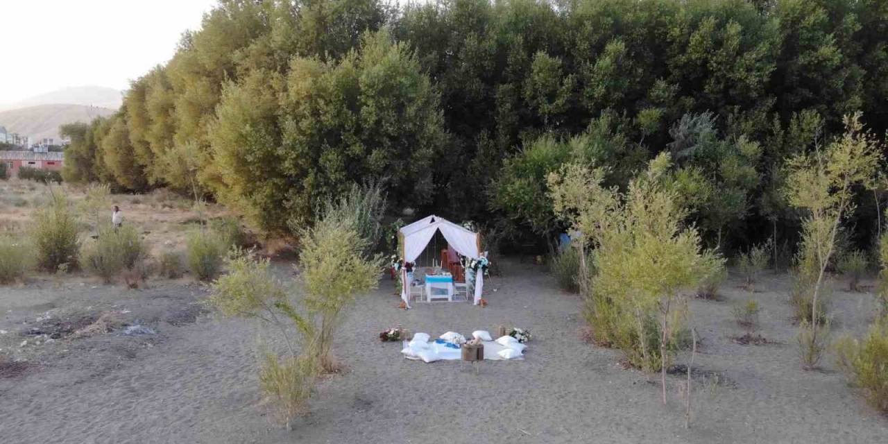 Evlilik Tekliflerinin Vazgeçilmez Mekanı Van Gölü Sahilleri