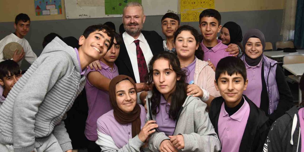 Menemen’de Üniversiteyi Kazanana 5 Bin Tl Destek