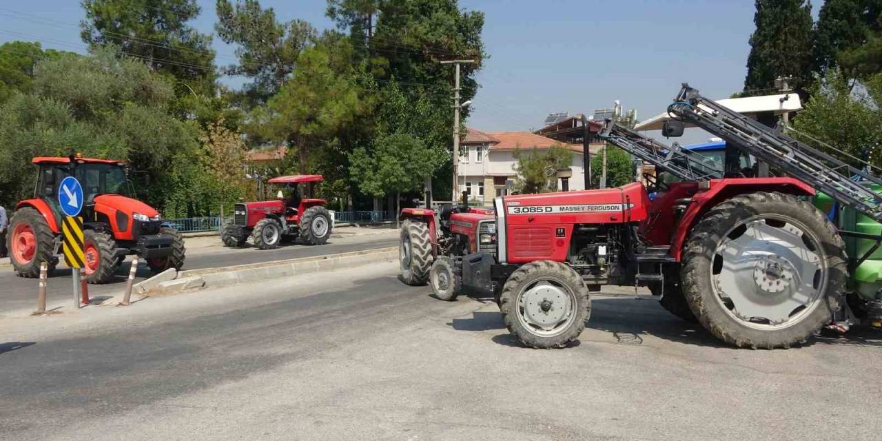 Bankanın Taşınma Kararına Tepki Gösteren Çiftçiler Traktörlerle Yol Kapattı