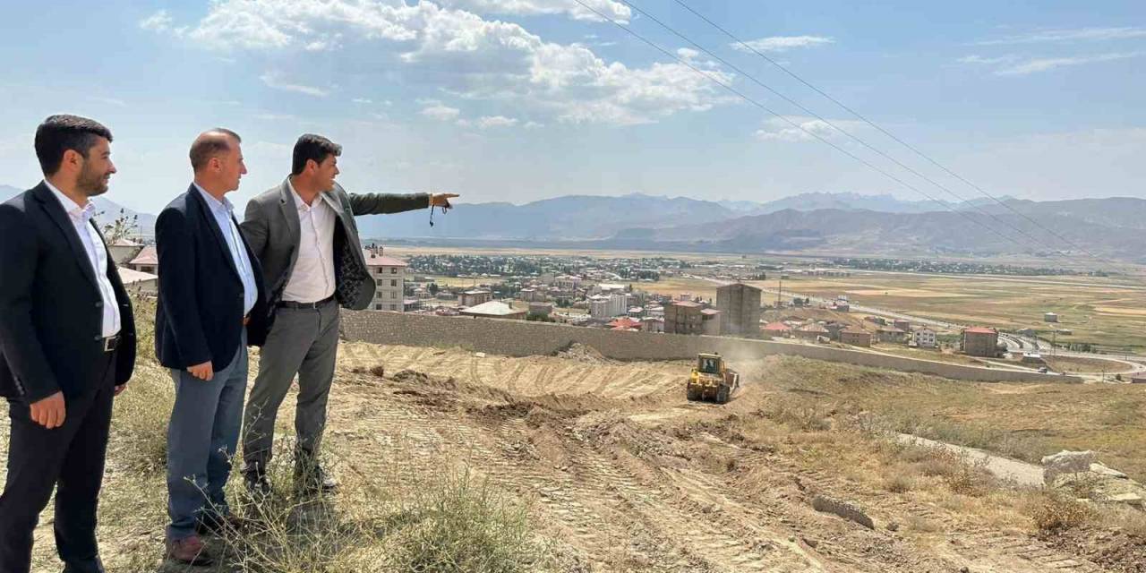 Üç Muhtarın Girişimiyle Yüksekova’ya 50 Yıl Yetecek Mezarlık Yapılıyor