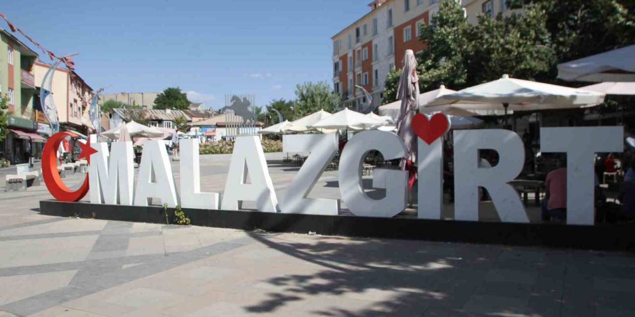 Malazgirt Bayraklarla Süslendi