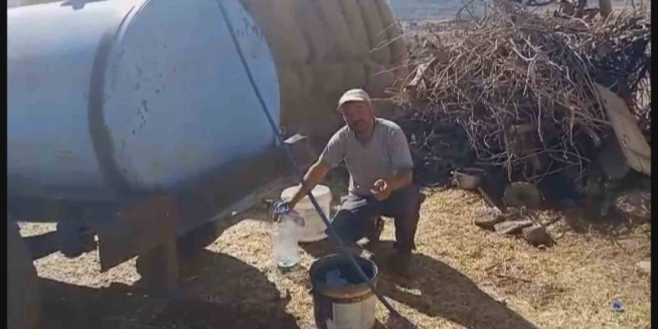Mahalle Sakinlerinin ’su’ İsyanı: Traktörler İle Evlerine Su Çekiyorlar