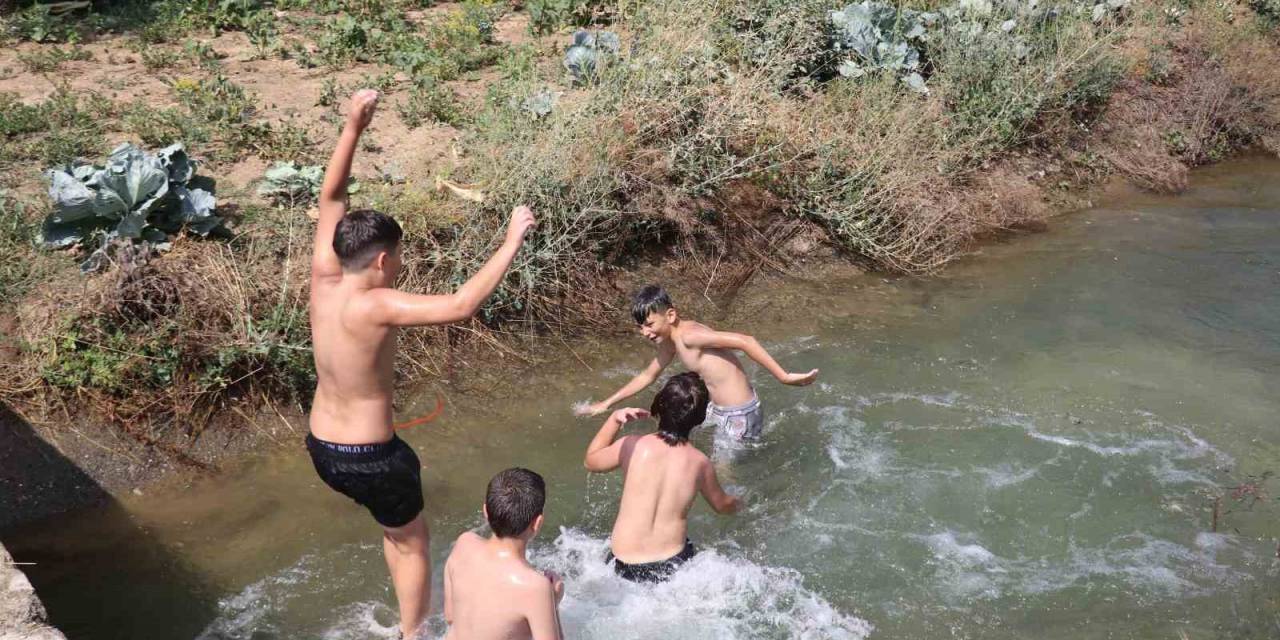 Sıcaktan Bunalan Çocuklar Kanalı Aquaparka Çevirdi