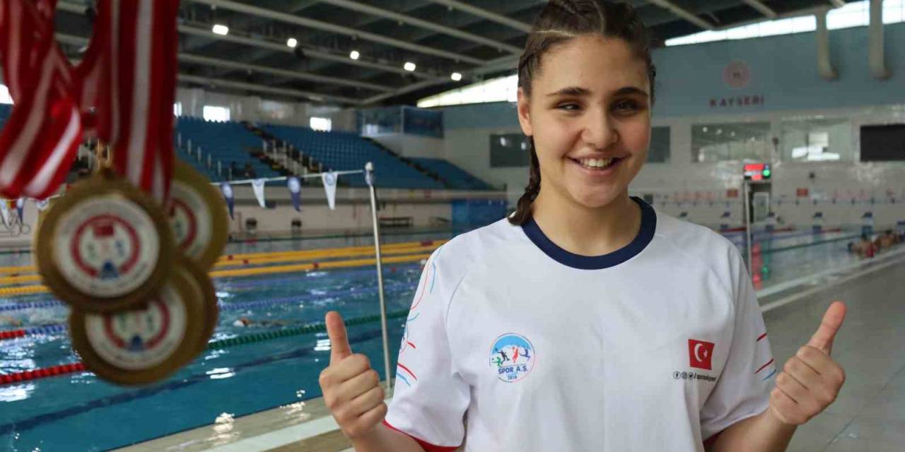Hissederek Yüzmeyi Öğrenen Görme Engelli Cemre, Madalyalara Doymadı
