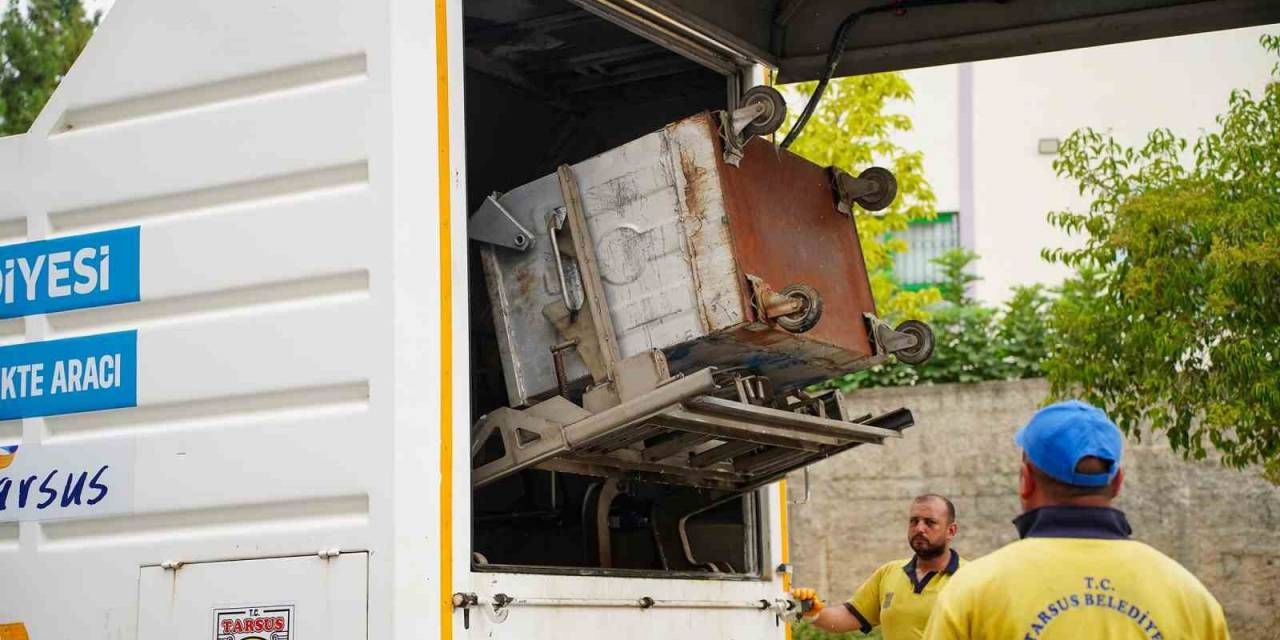 Tarsus’ta Çöp Konteynerleri Yıkanarak Dezenfekte Ediliyor